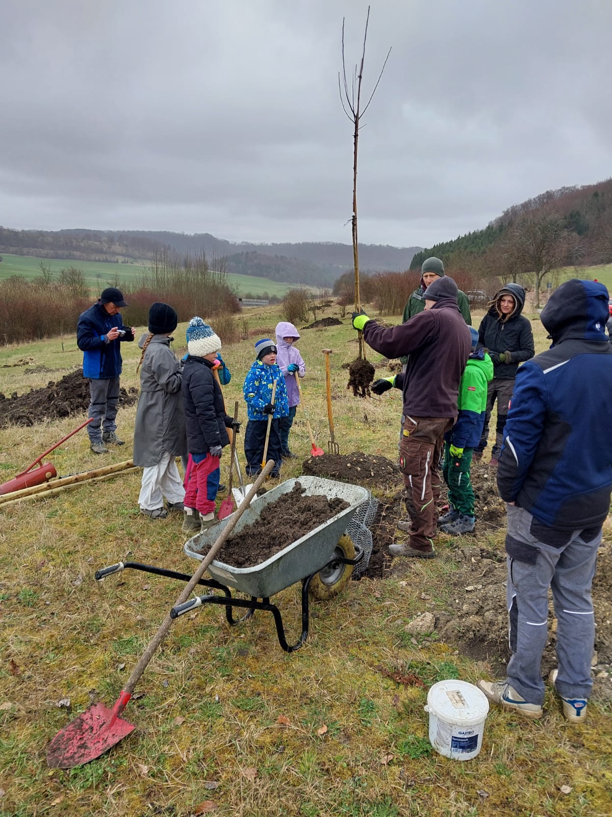 Baumpflanzaktion mit den Naturdetektiven