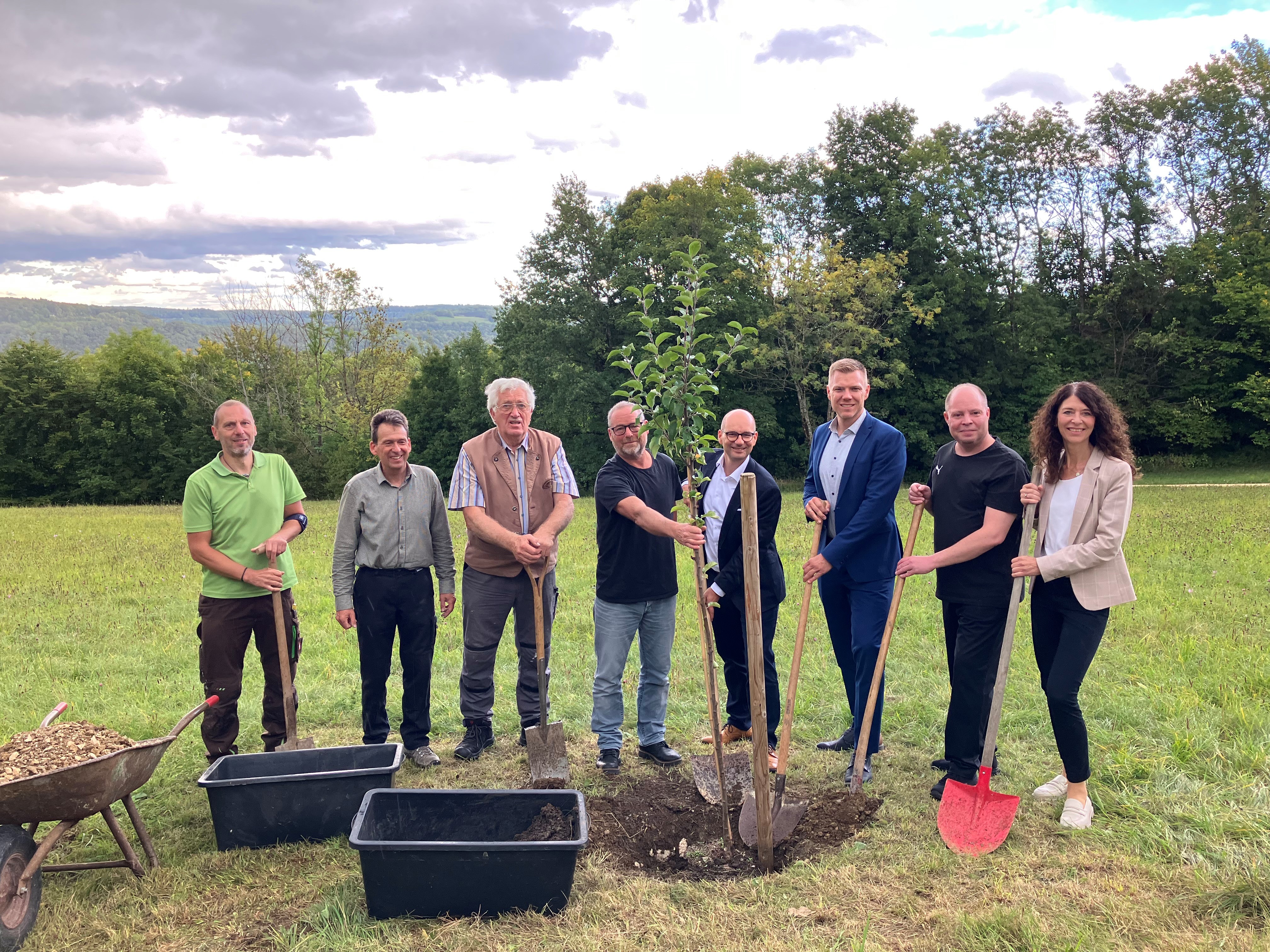 Symbolische Baumpflanzung mit der AOK Neckar-Fils